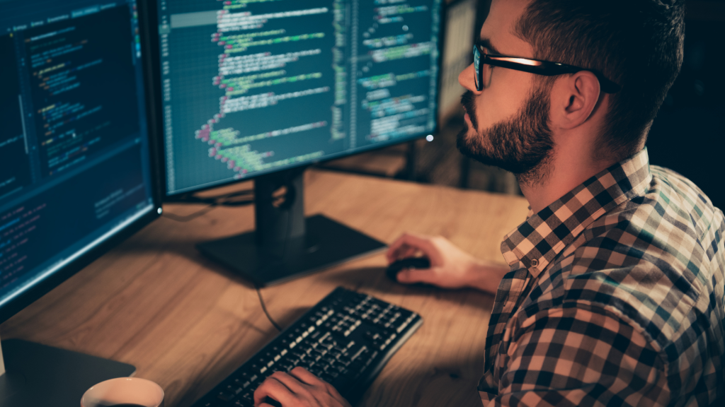 Programista pracujący nad kodem na dwóch monitorach – środowisko programistyczne Windows i Linux w WSL 2